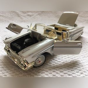 1958 MotorMax Chevrolet Impala Convertible 1:24 Scale Diecast #73267 White